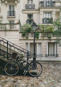 photo d'un vélo dans une rue de Paris