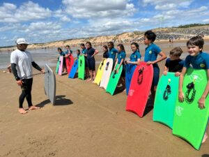 Enfants sur la plage avec body surf
