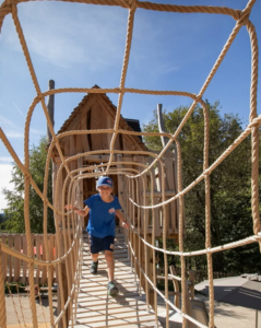 photo d'un enfant sur un pont de singe