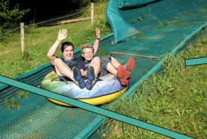 photo de 2 personnes dans une bouée (glissade)